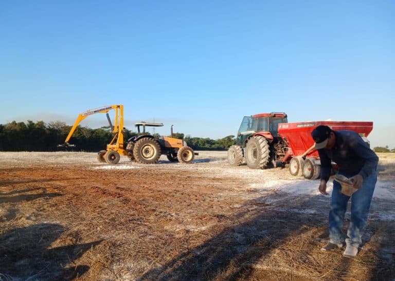 Distribuyen 30.000 toneladas de cal agrícola para mejora de suelos