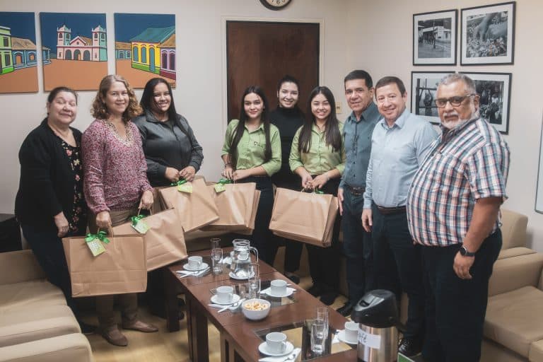 Centro Educativo Mbaracayú recibió donación de equipos informáticos para potenciar el aprendizaje digital 