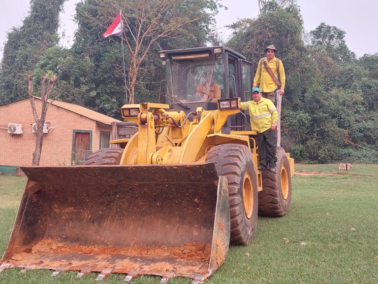 Guardaparques de la Reserva Natural del Bosque Mbaracayú trabajan para controlar focos de incendio